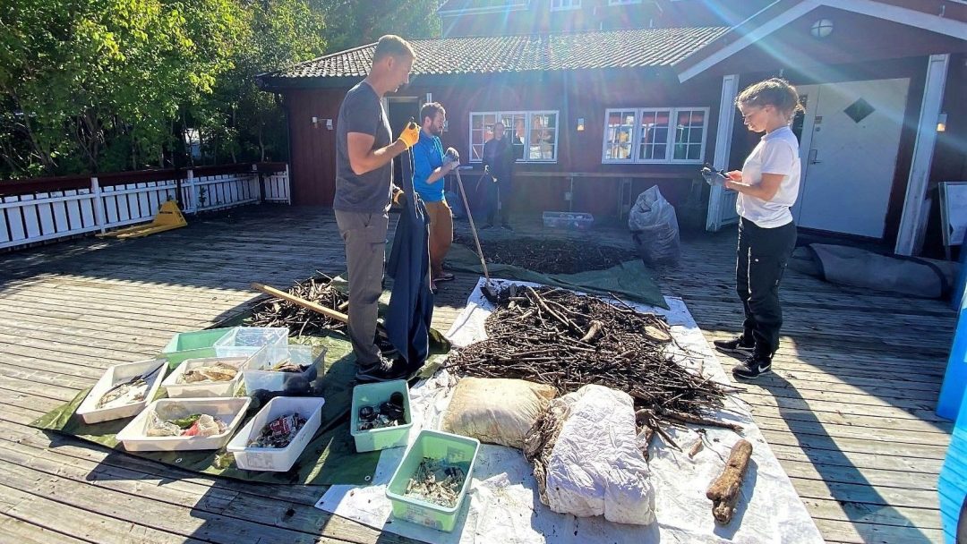 søppel på brygga, folk som sorterer