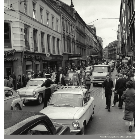 Biler gjennom Torggata på 1960 tallet