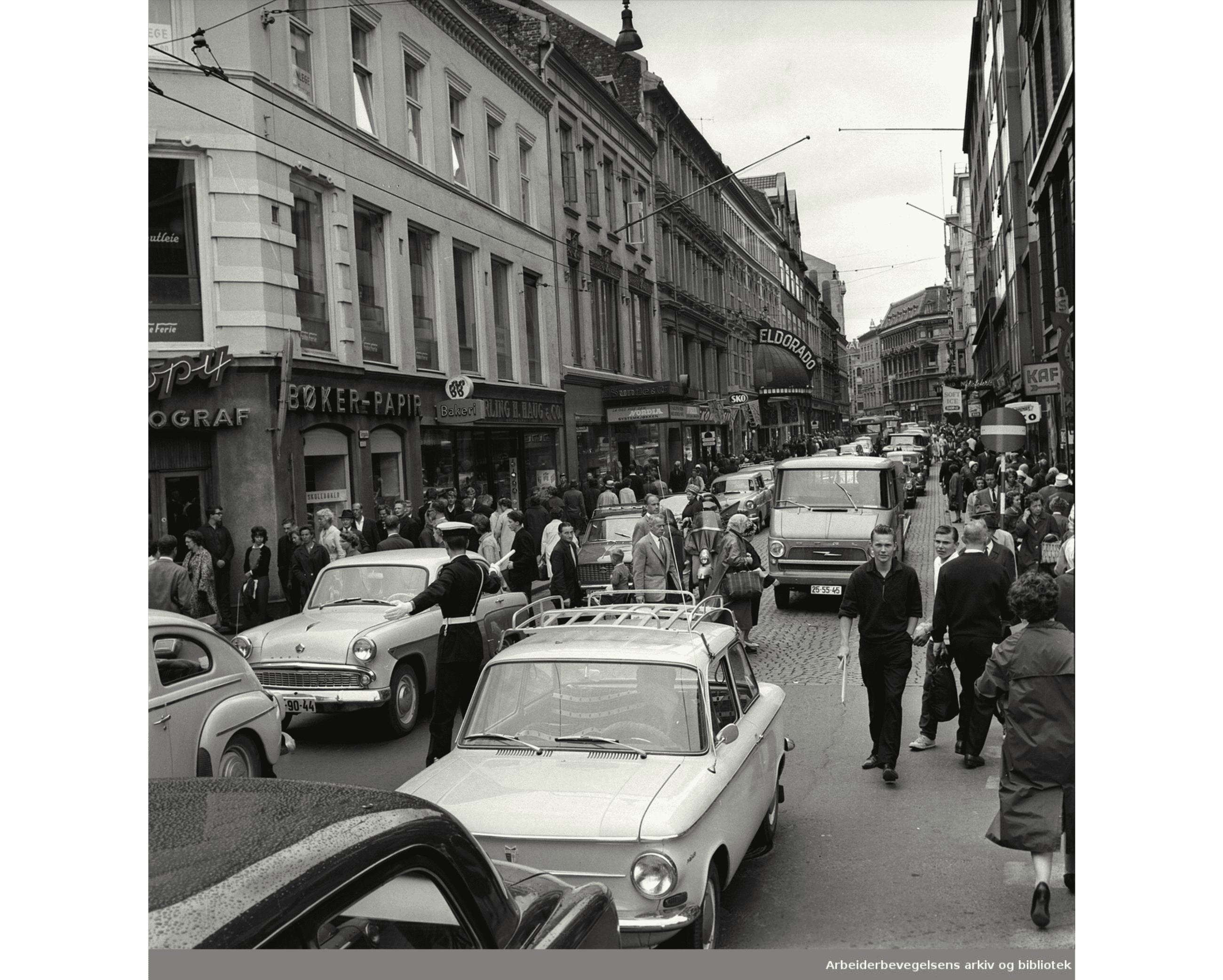 Biler gjennom Torggata på 1960 tallet