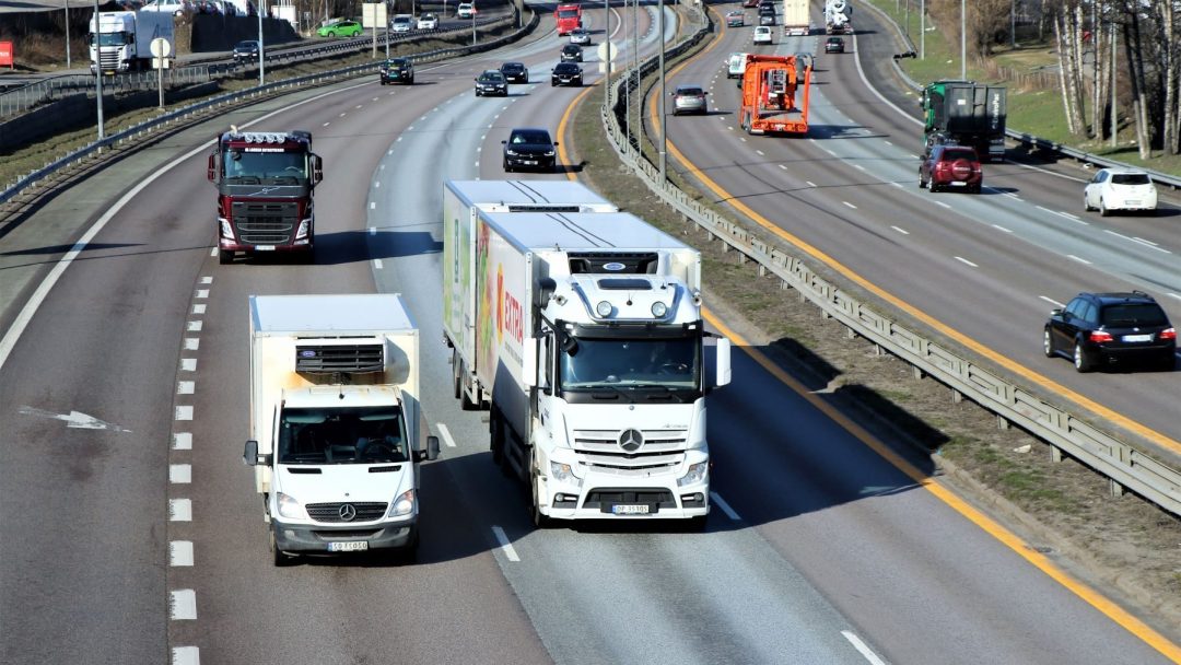 lastebiler, flerfeltsvei, trafikk