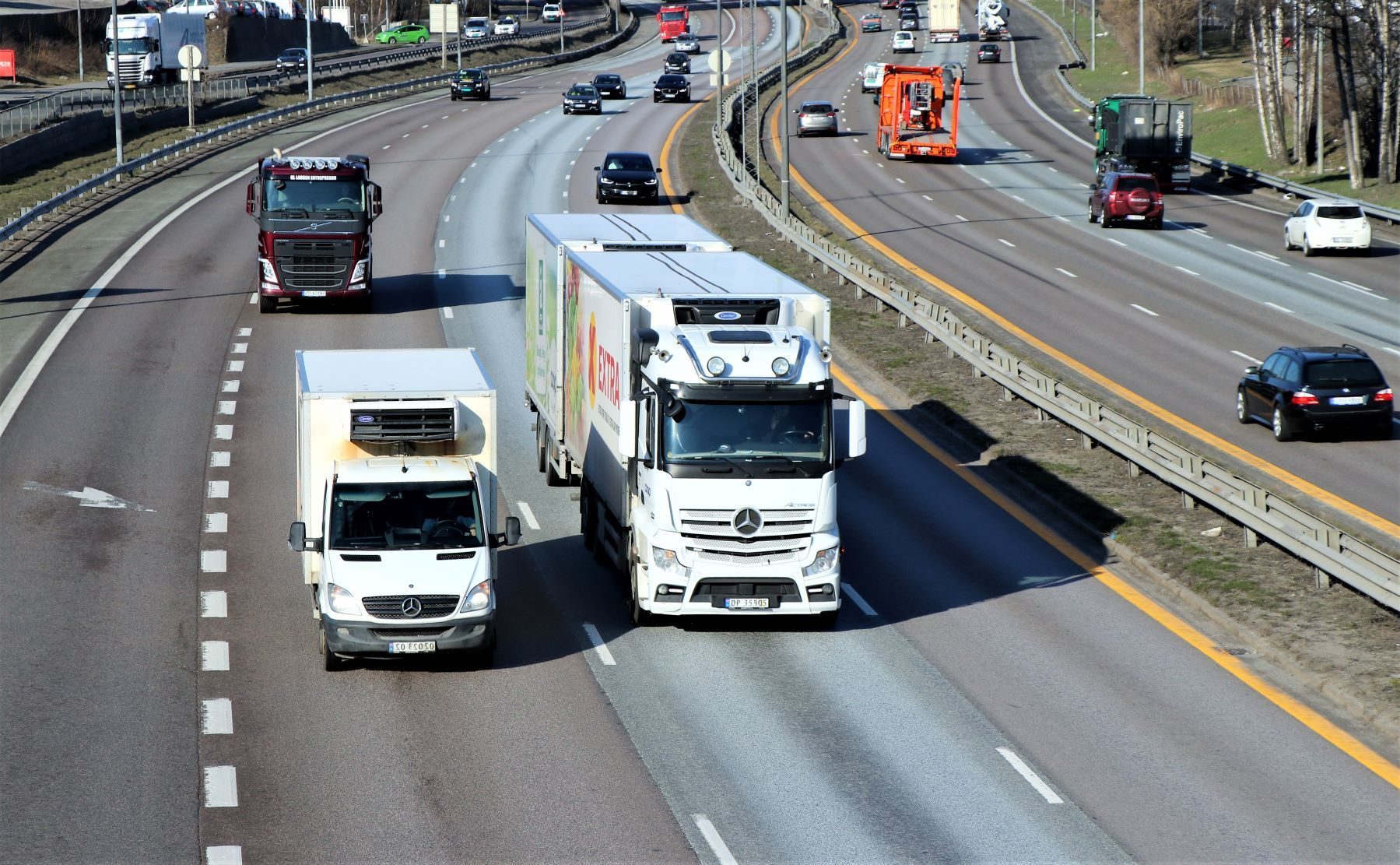 trailer og lastebil på motorvei