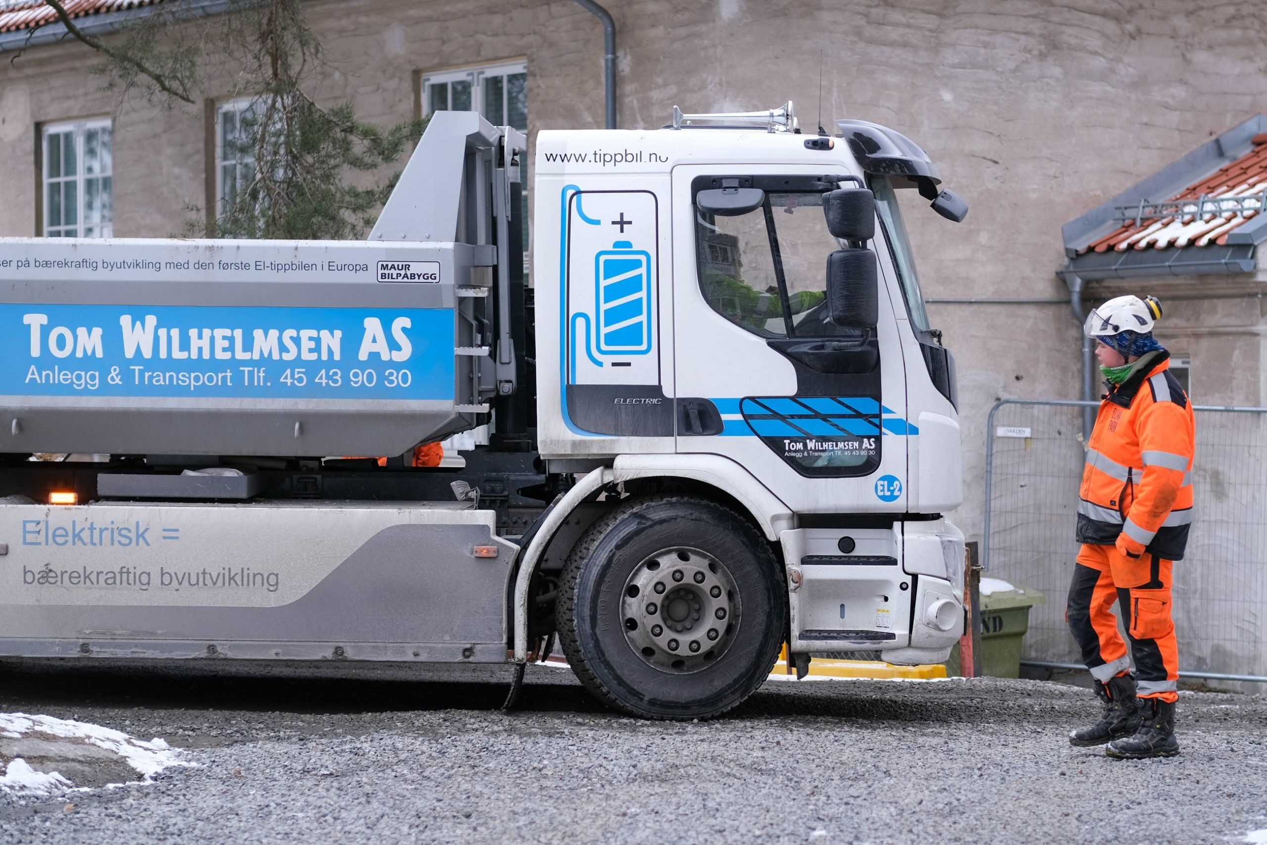 Elektrisk lastebil henter steinmasser på byggeplassen. Klimabudsjettet