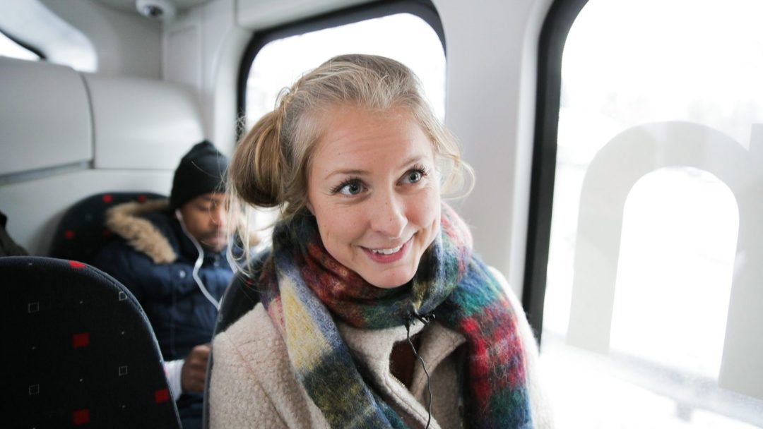 Caroline Thomassen sitter i et av passasjersetene inne i en av Oslos nye el-leddbusser