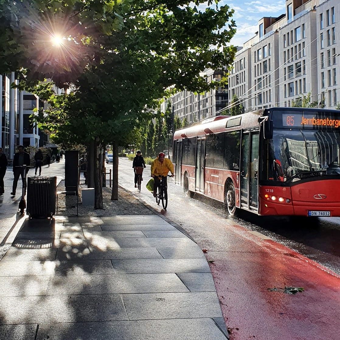 syklist og ruterbuss i oslo sentrum, klimaetatens årsberetning