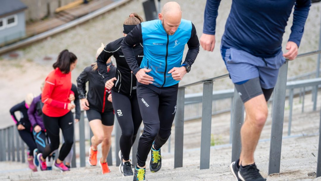 Treningsgruppe på trening i trappene i Holmenkollen