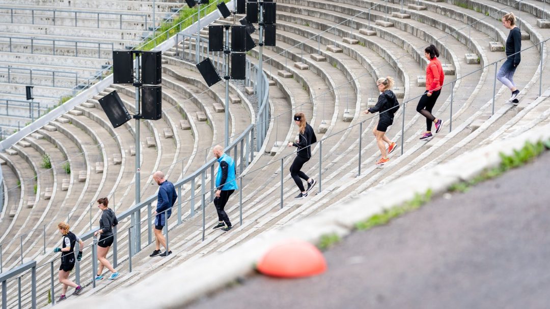 Treningsgruppe går ned trappene i Holmenkollen.