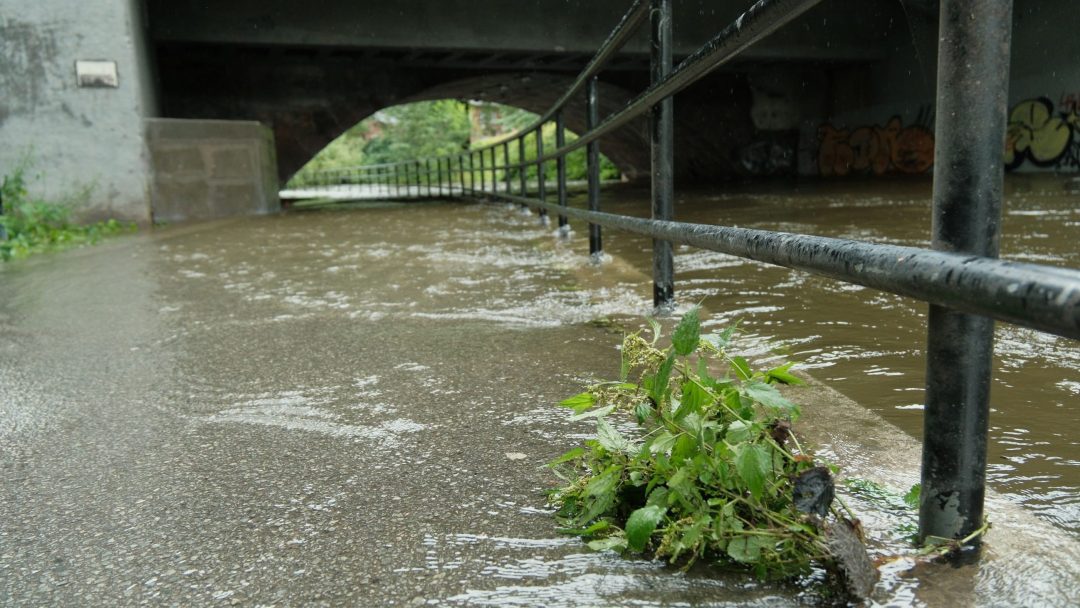 oversvømmelse på vei under bro