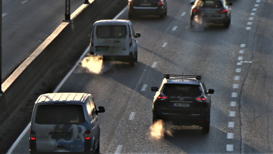 motorvei med biler som slipper ut eksos