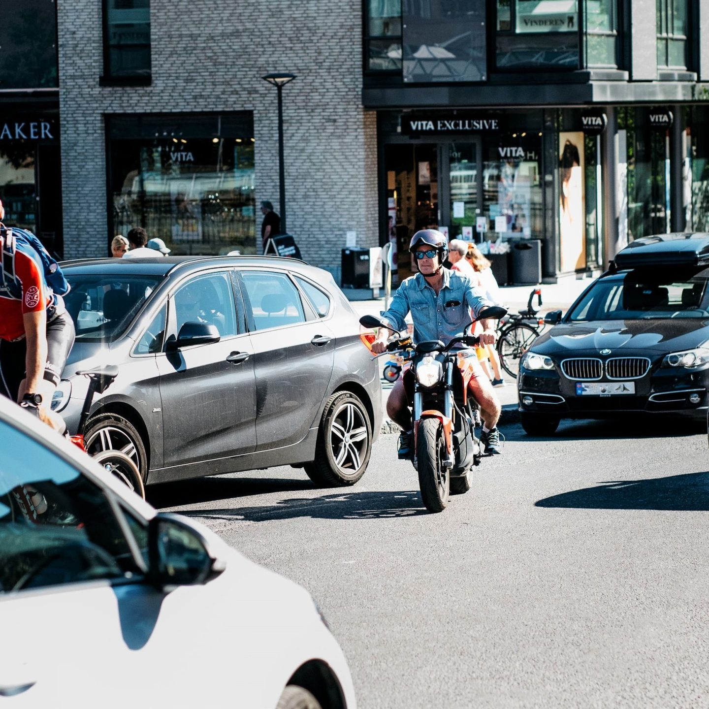         Beskrivelse: En mann som kjører en elmotorsykkel i en travel gate.