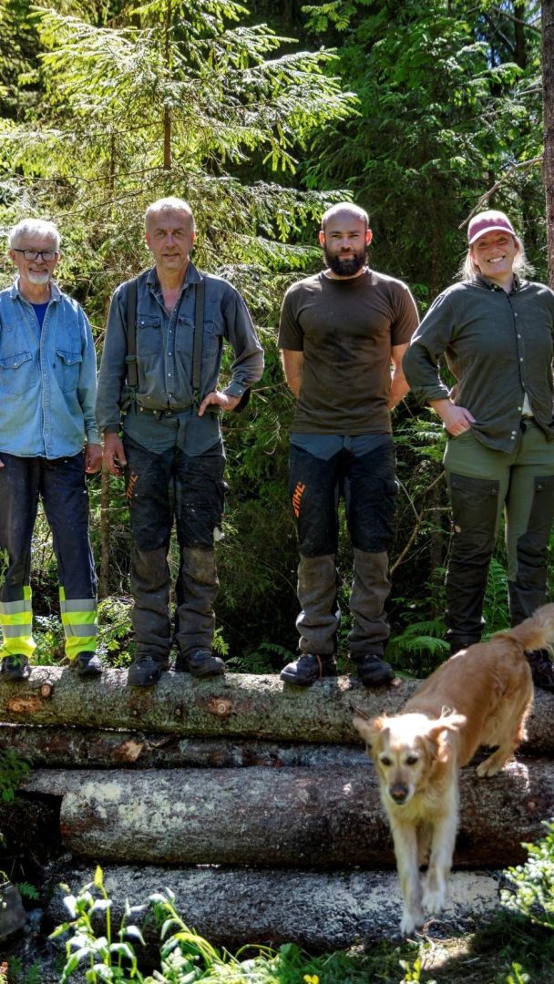 Bent Christen Braskerud (sjefsingeniør i Vann- og avløpsetaten), Knut Johansson (Nordmarka-ansvarlig i Bymiljøetaten), Esben Kirk Hansen (skogforvalter i seksjon Nordmarka i Bymiljøetaten ) og Linn Marie Heimberg (klimatilpasningsrådgiver i Klimaetaten – sammen med hunden Casia, som er veldig glad i både vann og stokker.