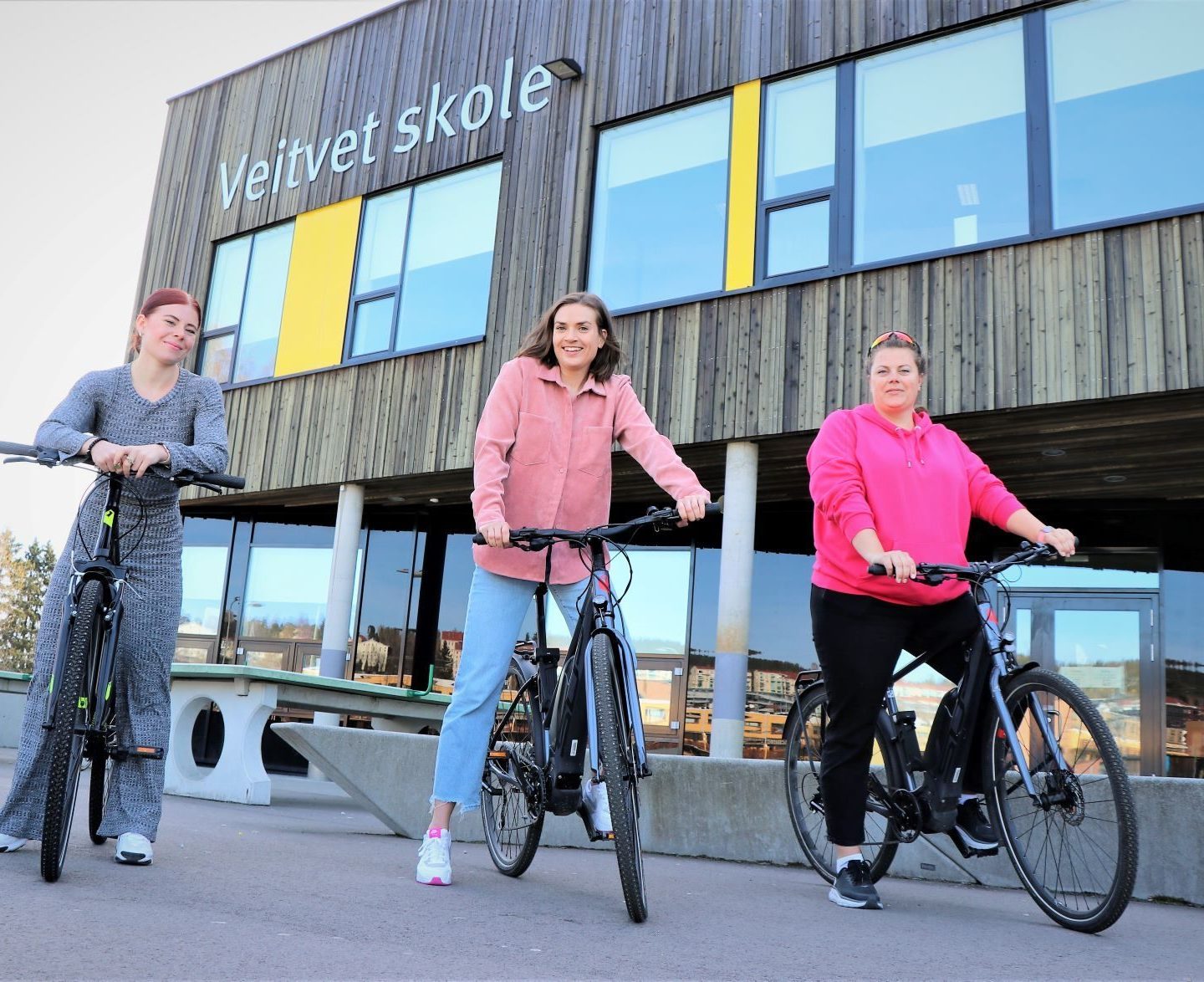 Grønn jobbreiseordning, tre syklister foran skolebygget