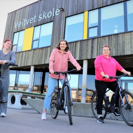 Grønn jobbreiseordning, tre syklister foran skolebygget