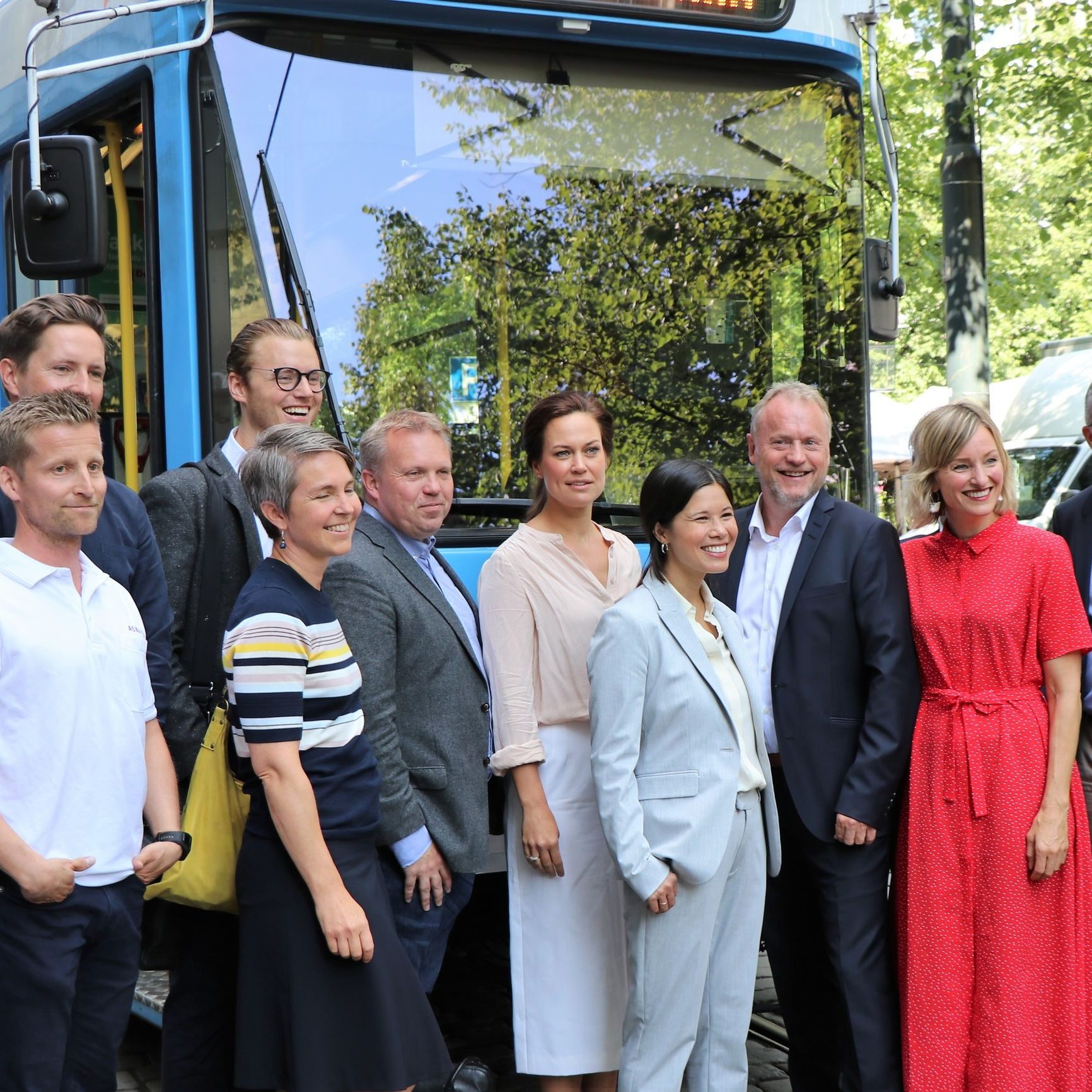 et reisefølge utenfor en buss