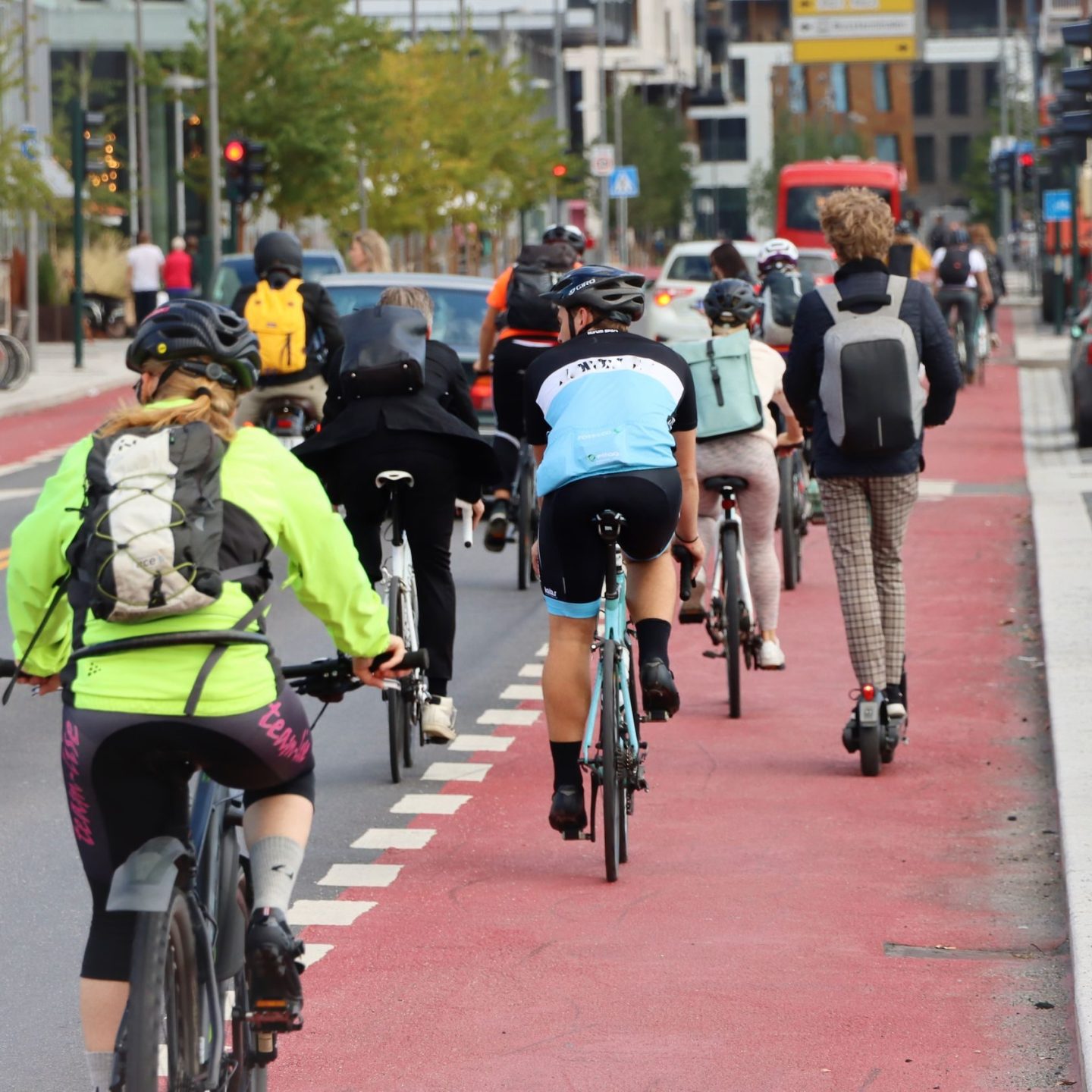syklister som sykler på oppmerket sykkelvei ved siden av bilvei, Klimaundersøkelsen 2021