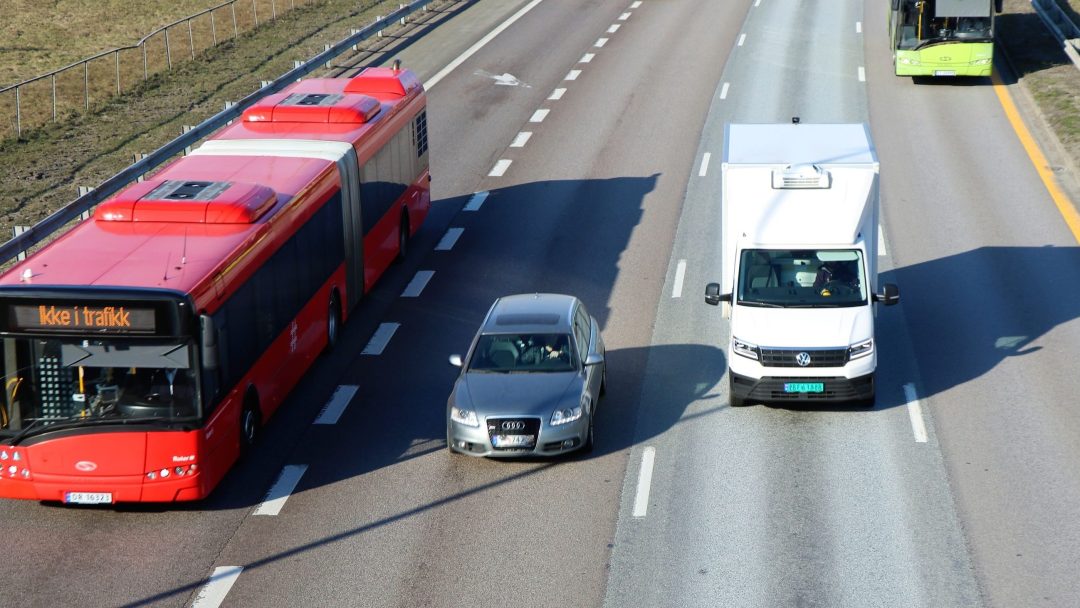 buss, bil, varebil på en flerfelts vei