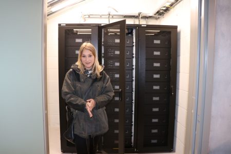 I kjelleren på Bislett stadion står tre skap med gamle elbilbatterier som brukes til å lagre strøm fra solcelleanlegg.