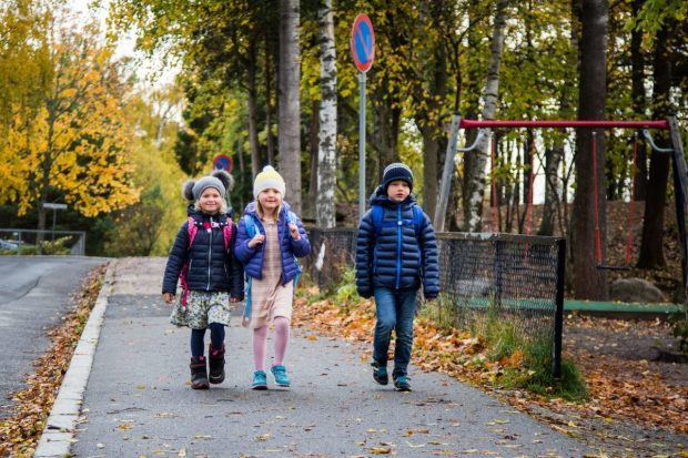 Førsteklassinger ved Kastellet skole går til skolen