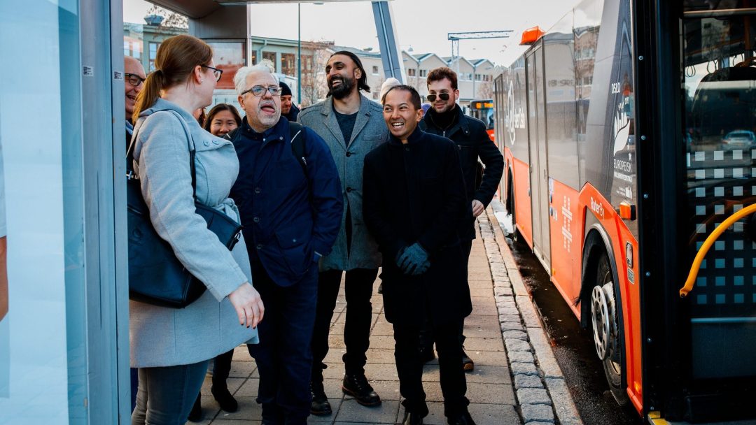 delegasjon på perrong, trikk, kollektivtransport,