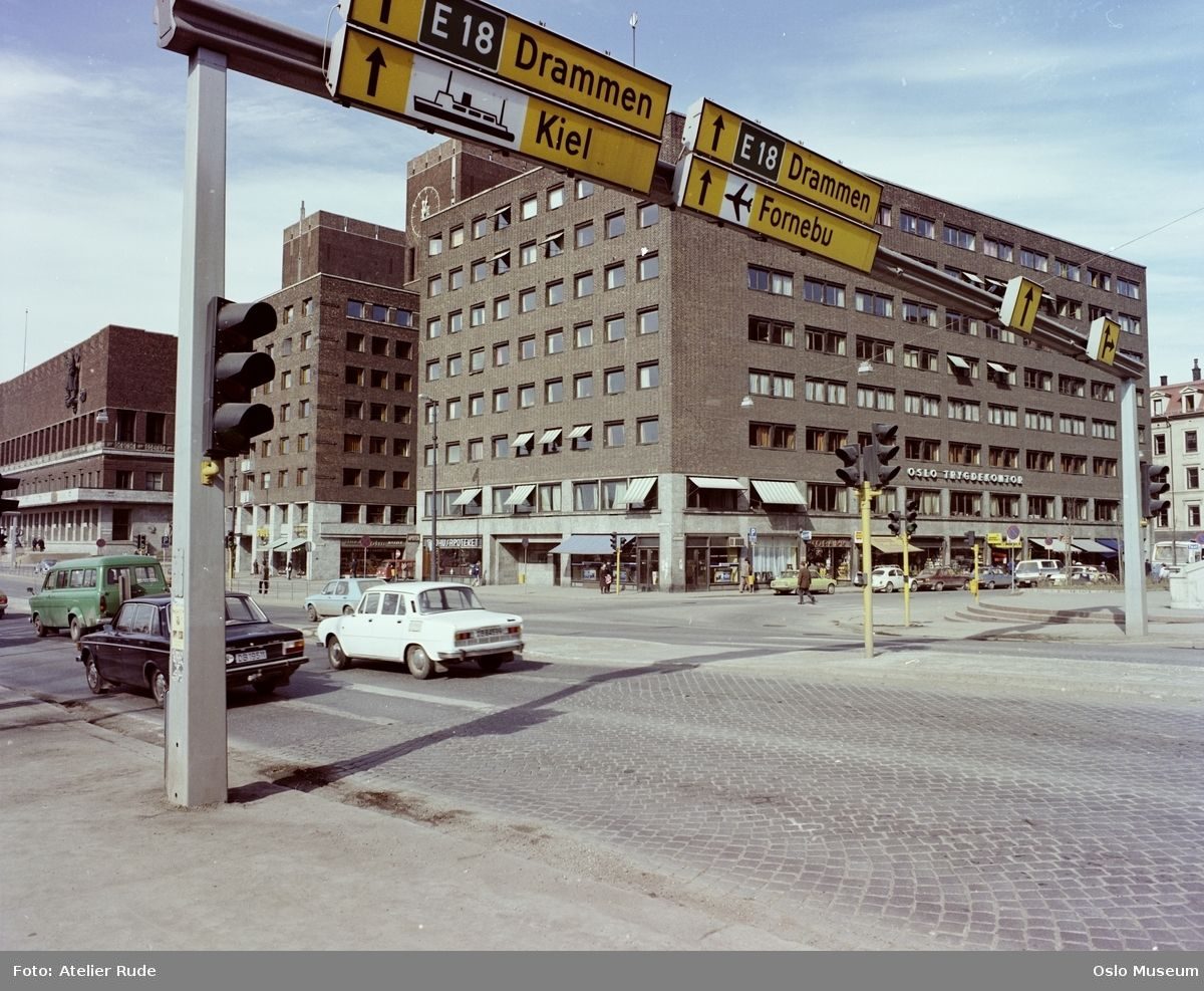 Gateskilt på en stolpe, Rådhusplassen med trafikk, før 1990