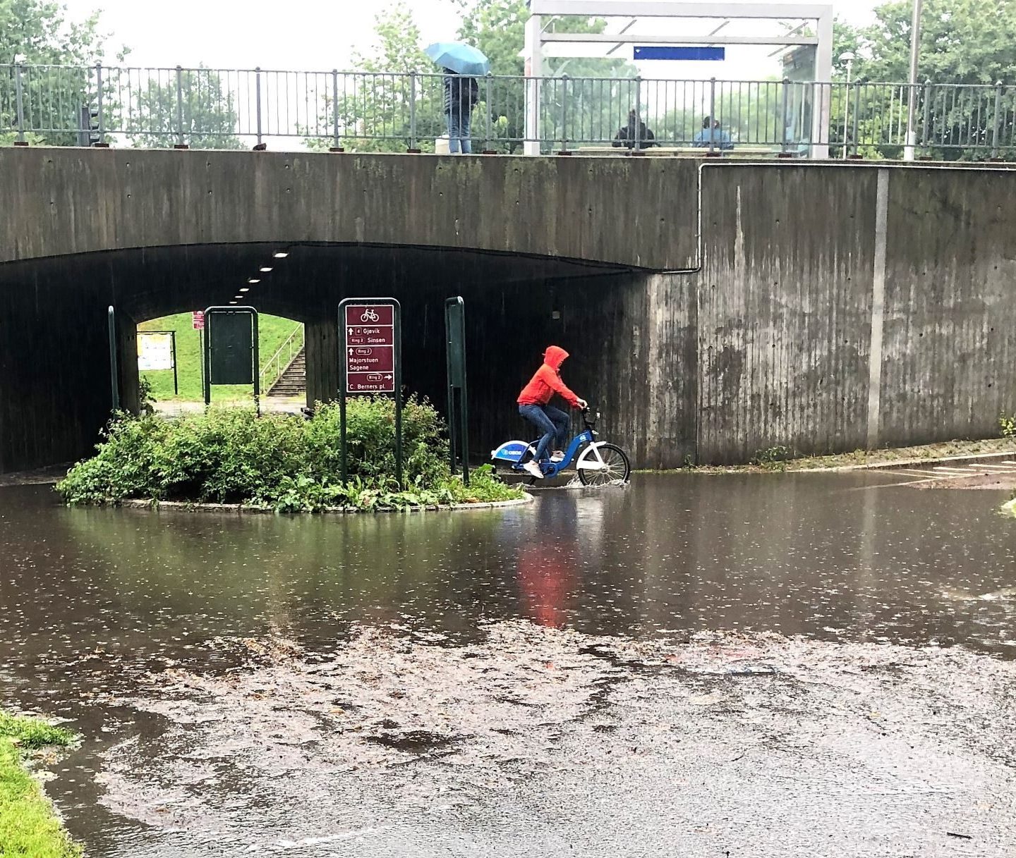 hva betyr klimaendringene for Oslo? Syklist i oversvømt undergang