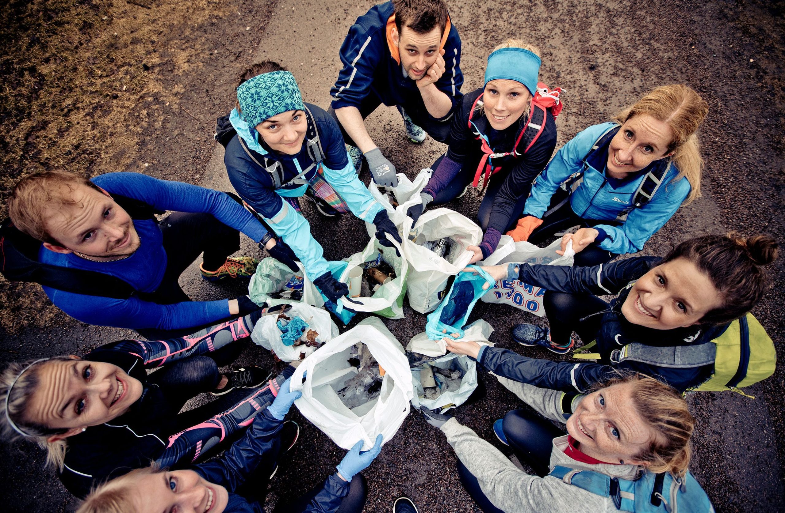 gruppe med ungdommer som plukker plast, ploggere