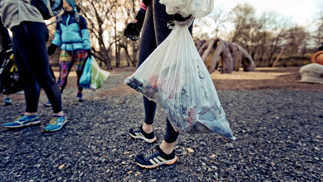 ungdommer som plukker plast, søppelpose med plast