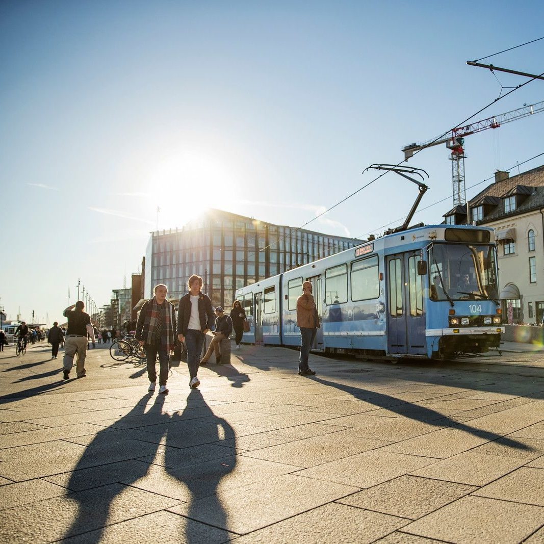 folk på gaten foran en trikk, kollektivtrafikk