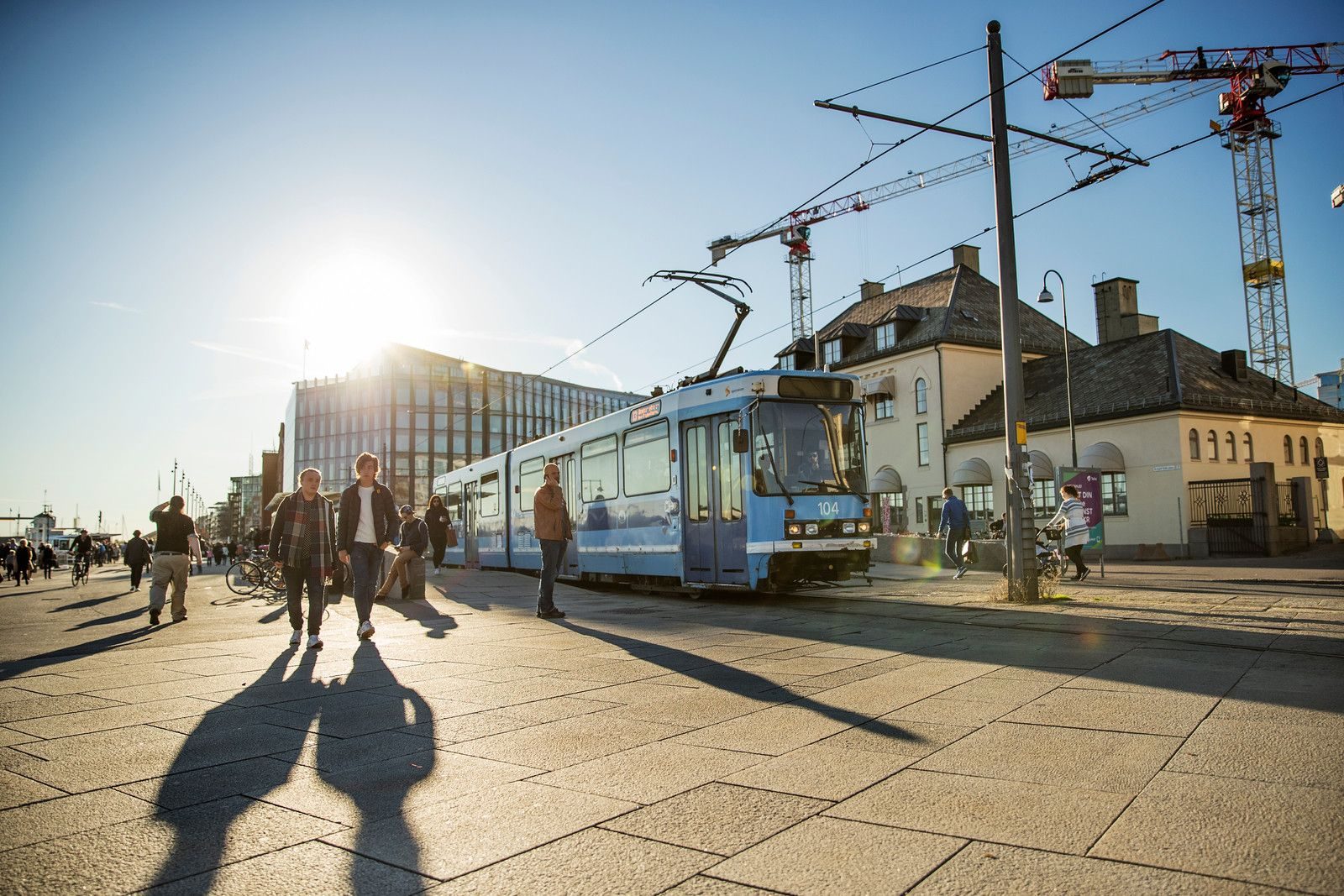 folk på gaten foran en trikk, kollektivtrafikk