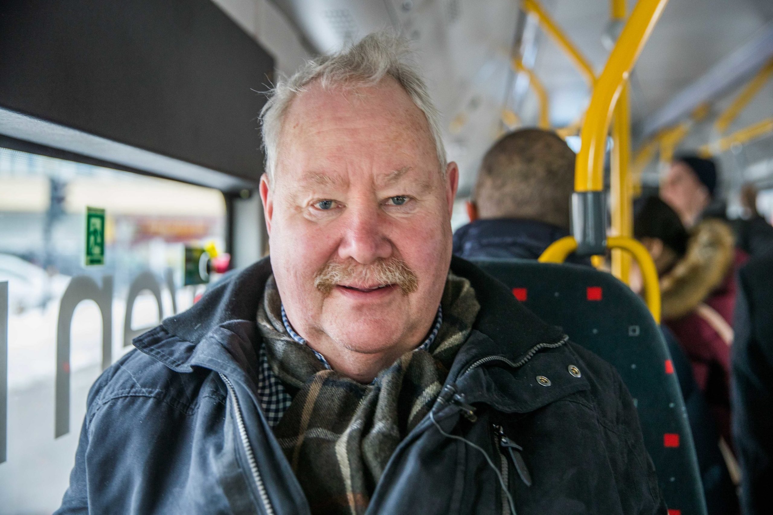 Dagfinn Movold sitter i et av passasjersetene inne i en av Oslos nye el-leddbusser