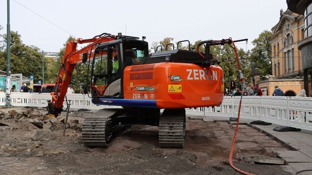 orange elgravemaskin på byggeplass