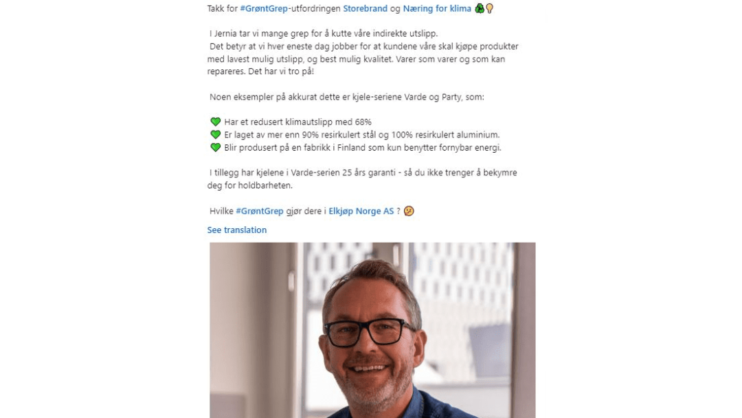 En smilende person med briller og blå skjorte, med uttrykket Grønt grep på norsk, diskuterer bærekraftig forretningspraksis ovenfor.