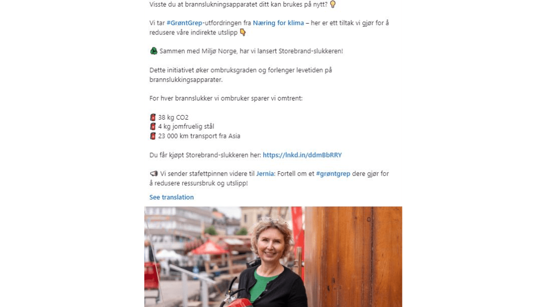 En person som holder et brannslukningsapparat står foran en bygning. Et tekstoverlegg fremhever Grønt grep, og understreker miljøfordelene ved å resirkulere brannslukningsapparater.