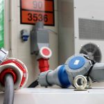Nærbilde av industrielle elektriske kontakter festet til kabler, med en del av en maskin og utstyr merket 90 3536 i bakgrunnen.