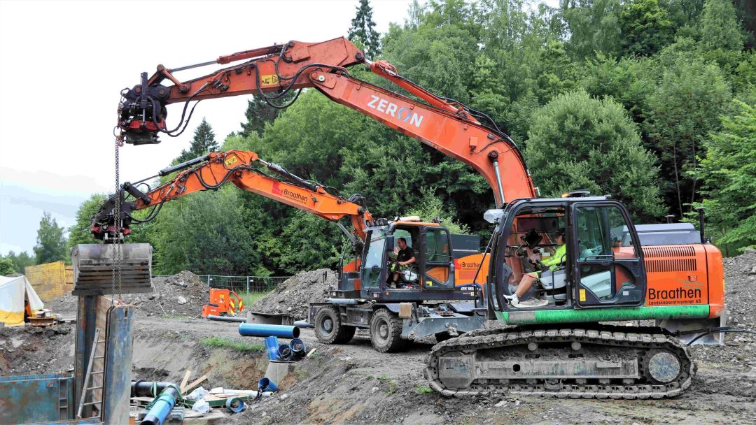 elektriske gravemaskiner i arbeid