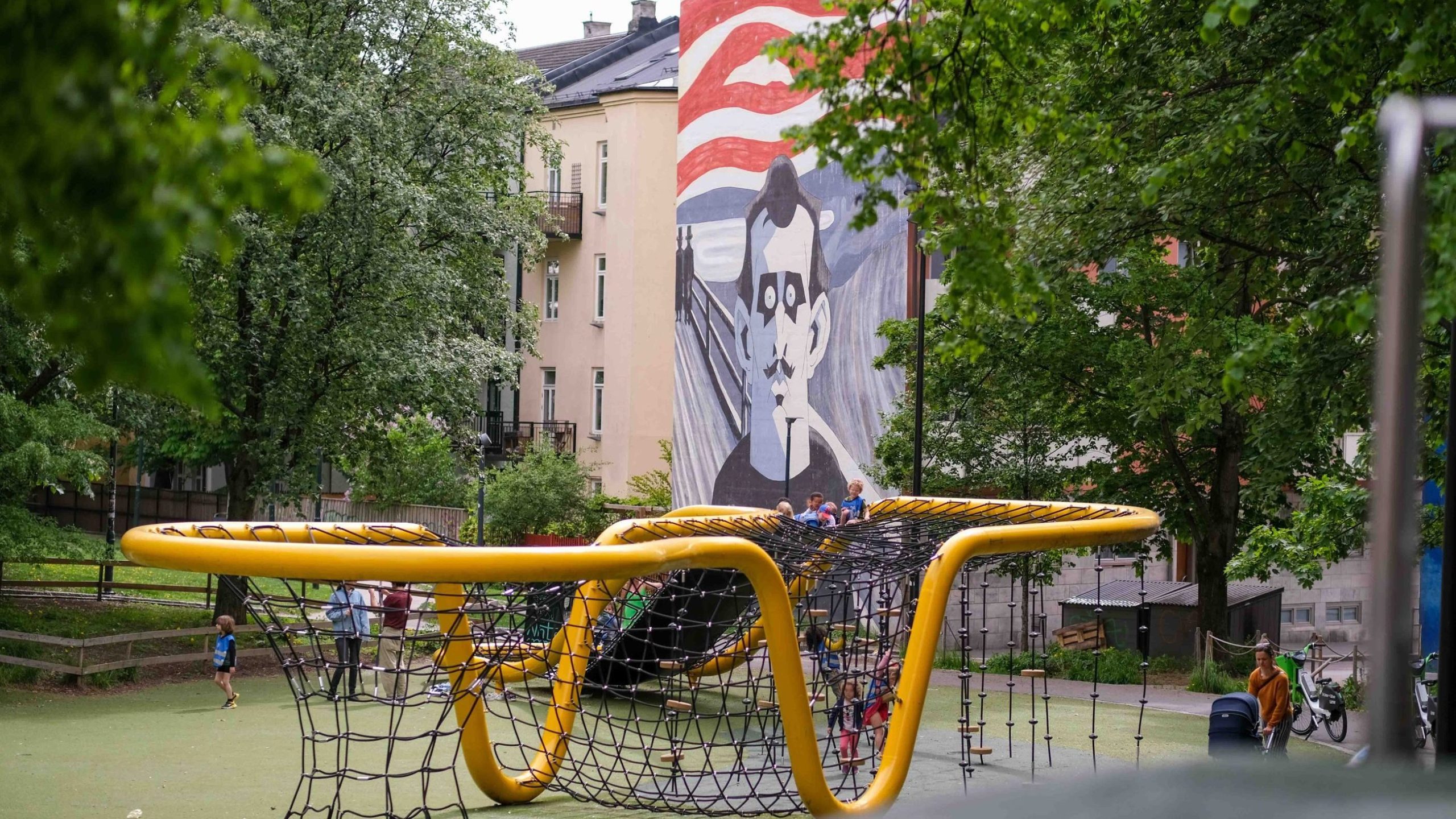 Lekestativ og gatekunst med Munch-motiv i bakgrunnen.