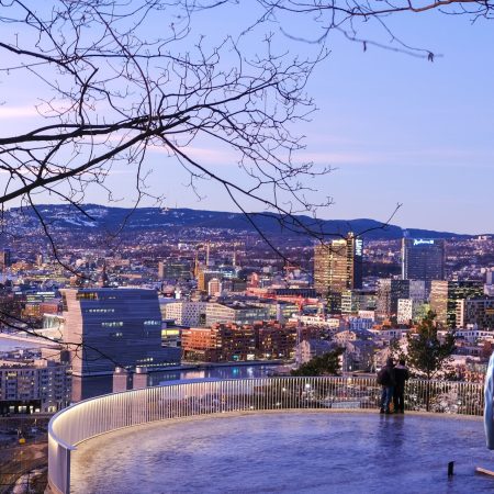 Oslotips 5: Panorama over byen med lav kveldsol sett fra Ekeberg, et Oslotips for en av byens fineste utsikter