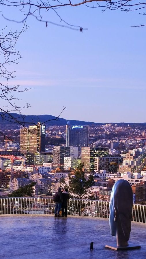 Panorama over byen med lav kveldsol sett fra Ekeberg, et Oslotips for en av byens fineste utsikter