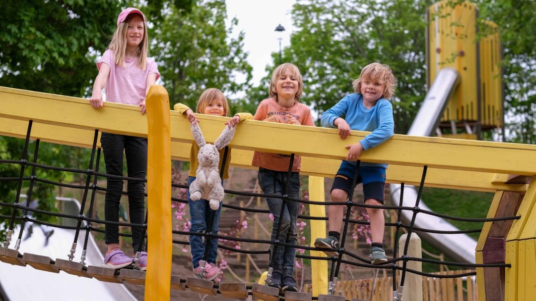 ben, Kirsten (og den fluffy vennen Kanini), Aslak og Gustav poserer for kameraet i lekestativet. lekeplasser.