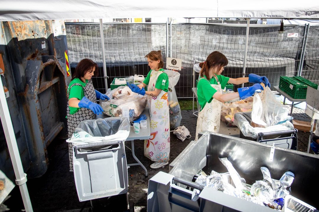 Bilde av ungdommer som håndsorterer avfall på Øyafestivalen