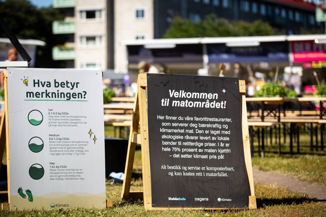 Bildet viser informasjonsplakater for klimamerking av maten på øyafestivalen.