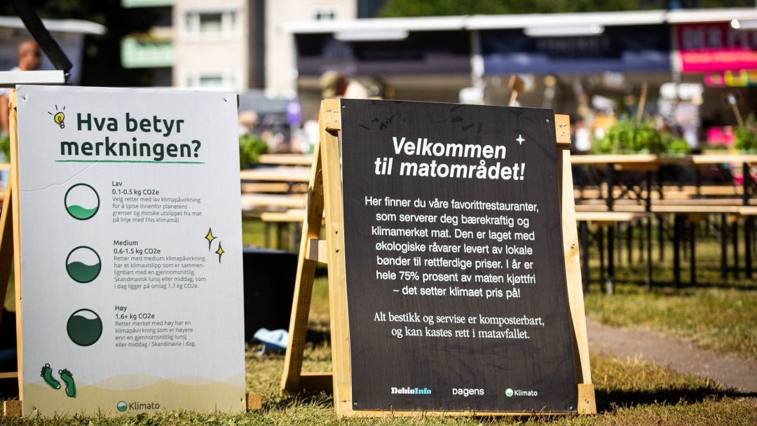 Bildet viser informasjonsplakater for klimamerking av maten på øyafestivalen.