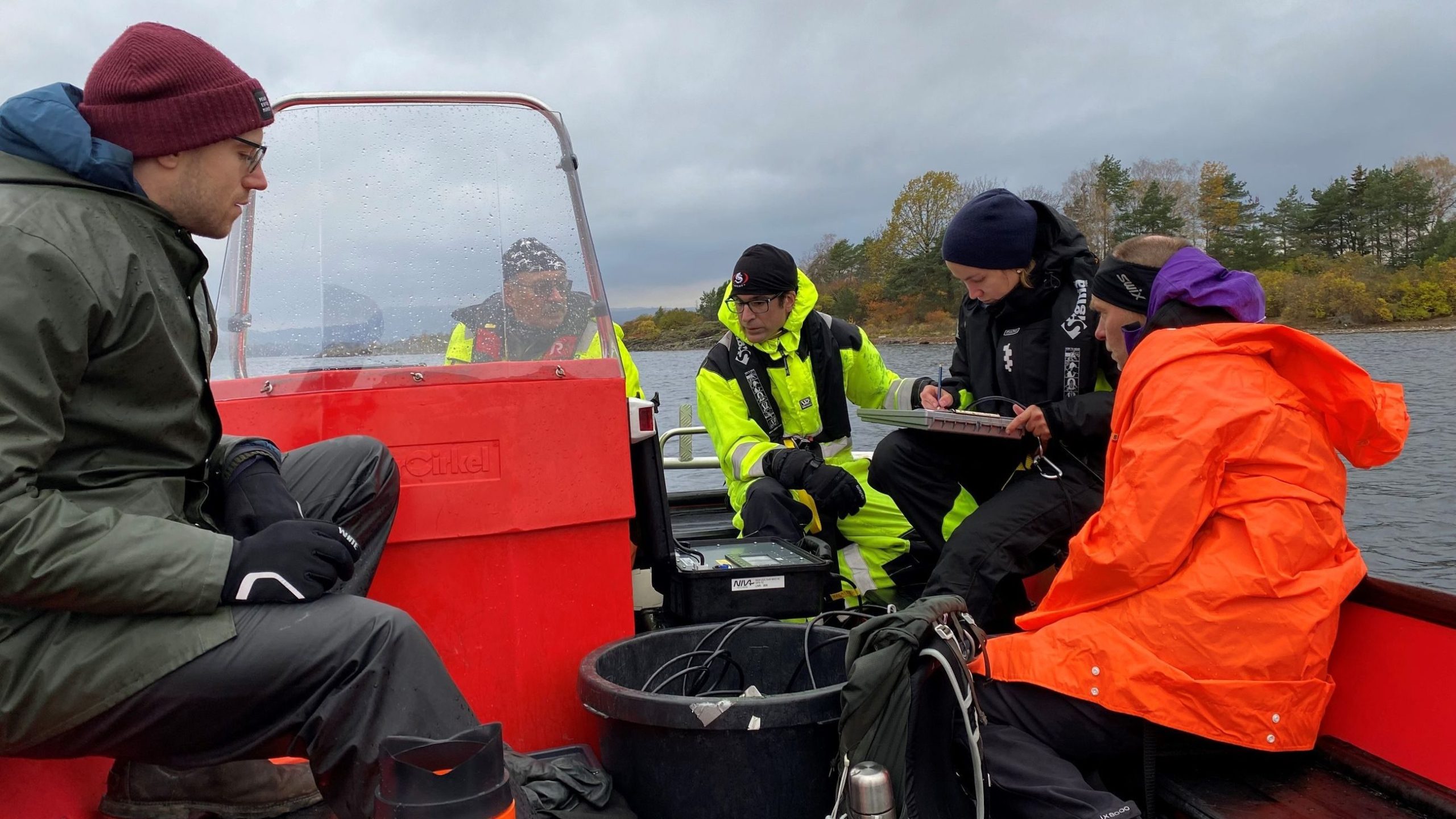 En gjeng mennesker i båt på befaring.