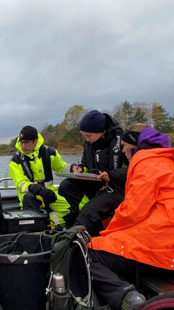 En gjeng mennesker i båt på befaring.