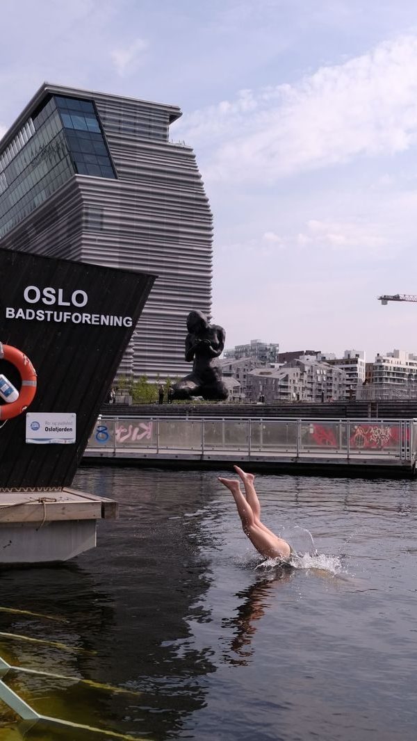 Kvinne stuper i sjøen foran Munch