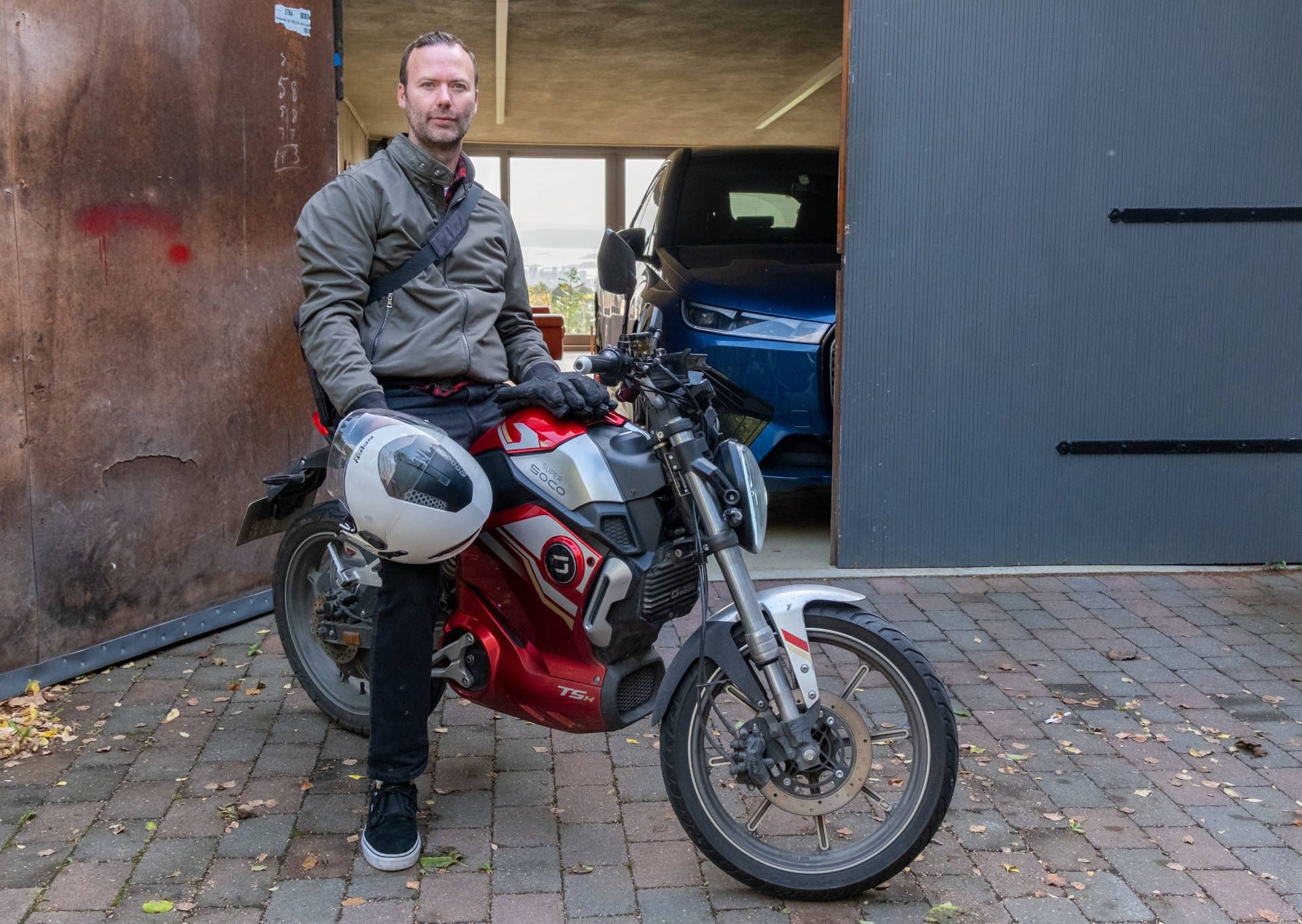 Tim Enebakk på sin Super Soco TSX elmoped