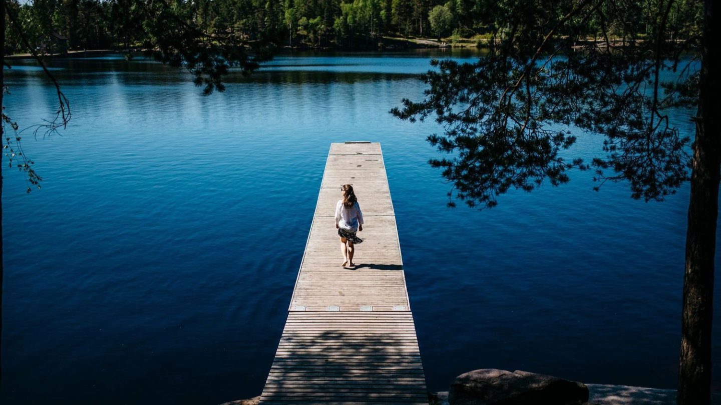 Badebrygge på Steinbruvann med kvinne