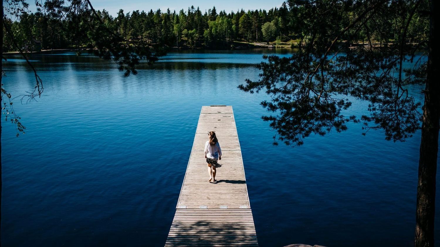 Badebrygge på Steinbruvann med kvinne