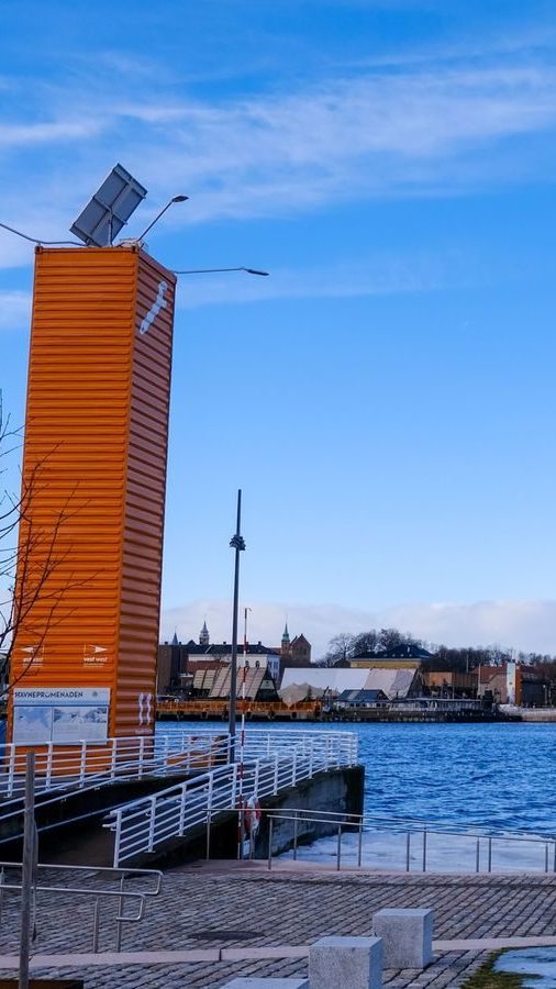 Orange tårn foran Havnelageret