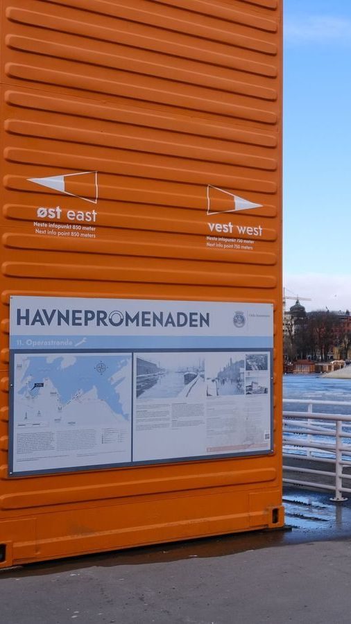 Orange tårn med kart over Havnepromenaden foran Operaen