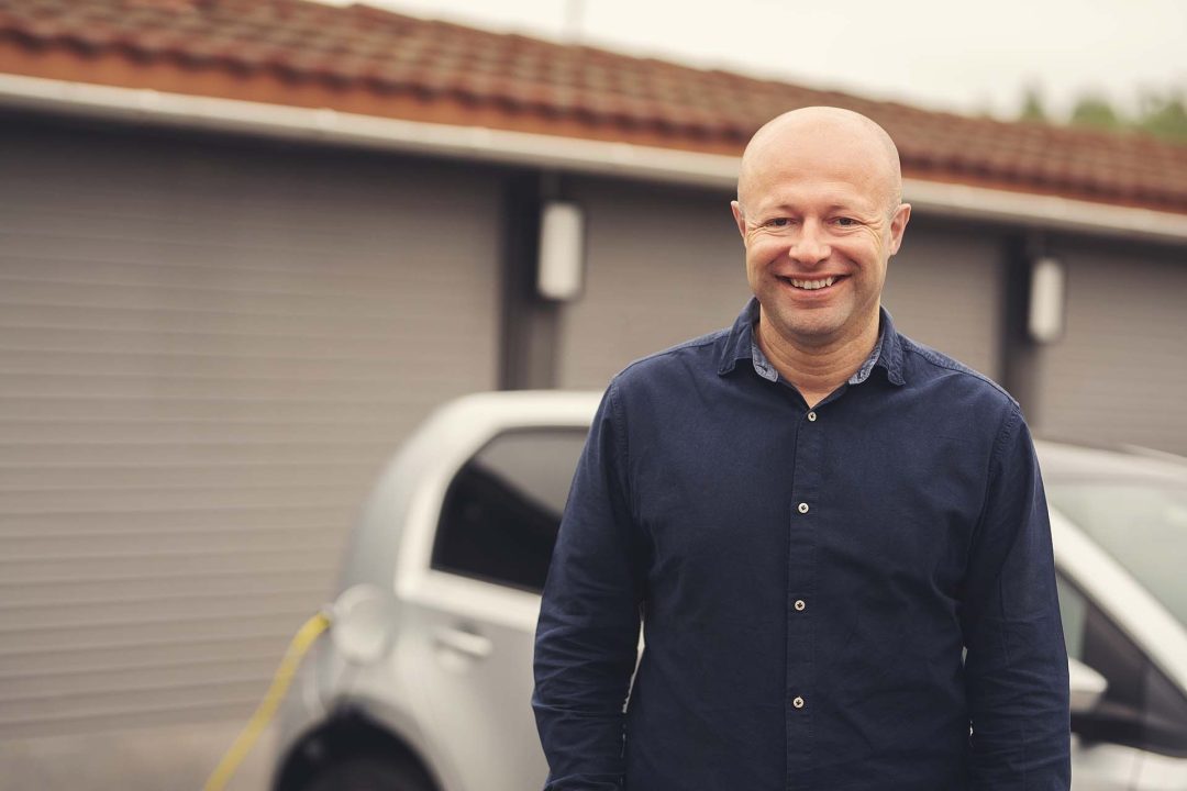 Med stadig flere yngre beboere ble behovet for ladeinfrastruktur større, forteller Jan Christian Asker.